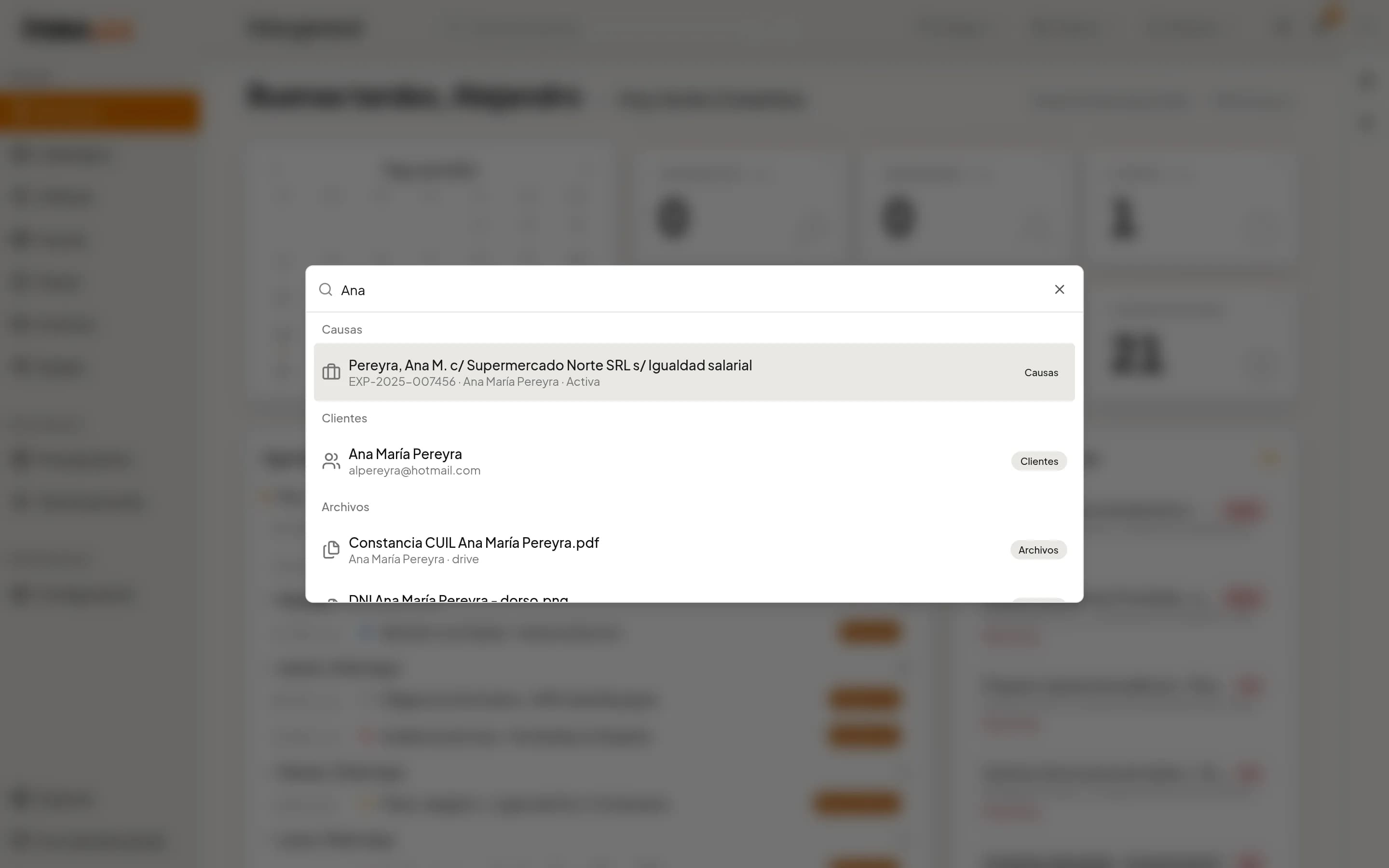 Buscador global del sistema con resultados de causas, clientes, tareas y presupuestos